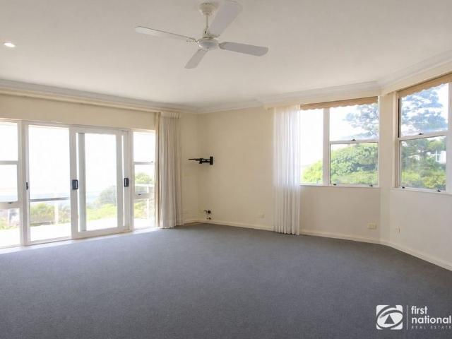 Spacious coastal townhouse with stunning ocean views