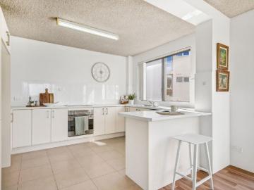 Spacious Coastal Unit in a Walk Everywhere Lifestyle Pocket