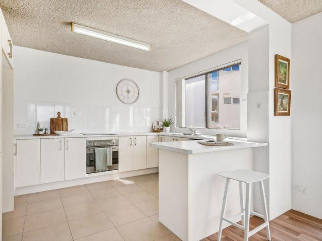 Spacious Coastal Unit in a Walk Everywhere Lifestyle Pocket