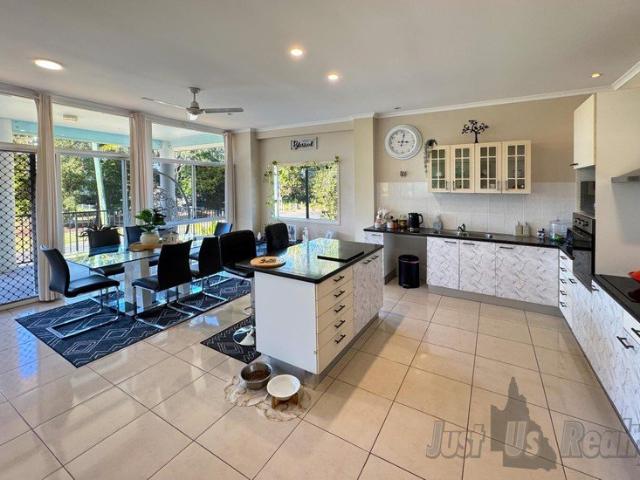Spacious Coastal Unit Sylvan Drive, Moore Park Beach