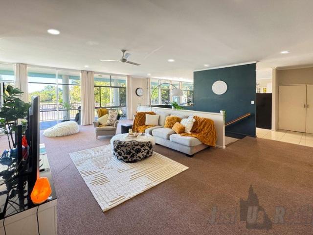 Spacious Coastal Unit Sylvan Drive, Moore Park Beach