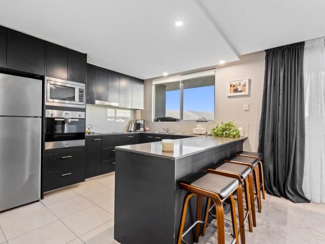 Spacious Corner Apartment Offering the Ultimate Hope Island Buggy Lifestyle