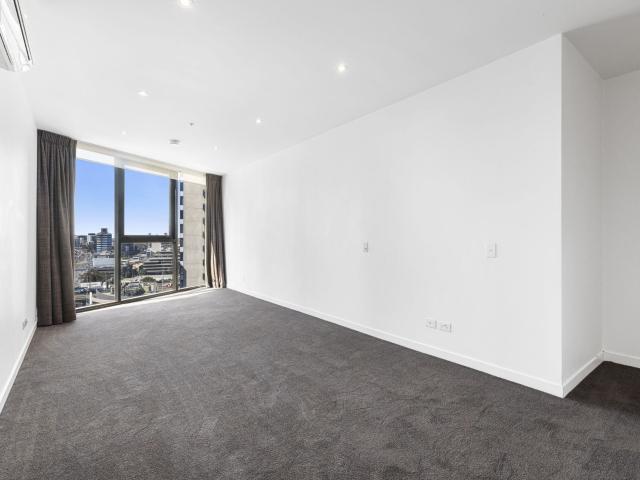 Spacious corner apartment with amazing city views New carpets