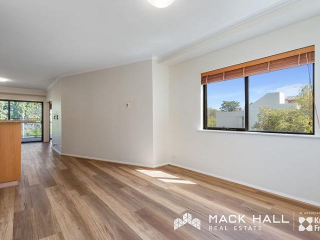 Spacious Corner Apartment with Kings Park Views