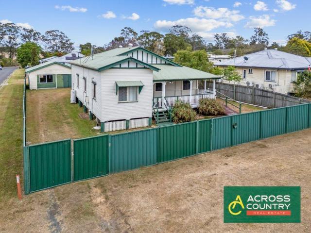SPACIOUS CORNER BLOCK WITH TIMBER DECKS & GOLF COURSE CONVENIENCE!