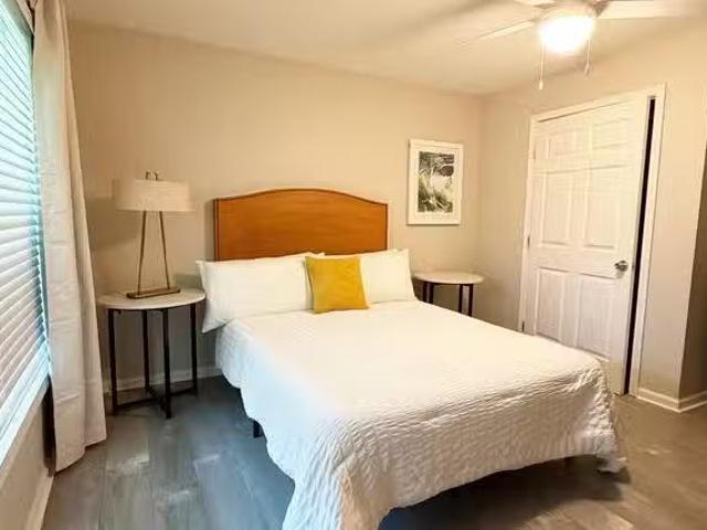 Spacious Corner Rooms Private Bath Option Clean, Respectful.