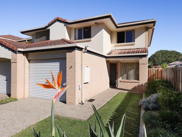 Spacious Corner Townhouse in Popular Oasis Estate