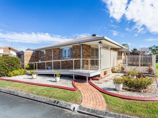 SPACIOUS CORNER VILLA WHEELCHAIR FRIENDLY PENINSULA PARK OVER 50'S ESTATE