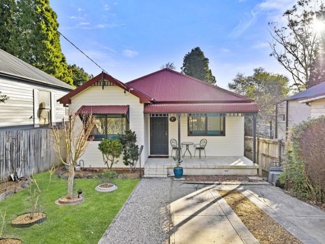 SPACIOUS COTTAGE IN SUPERB LOCATION!