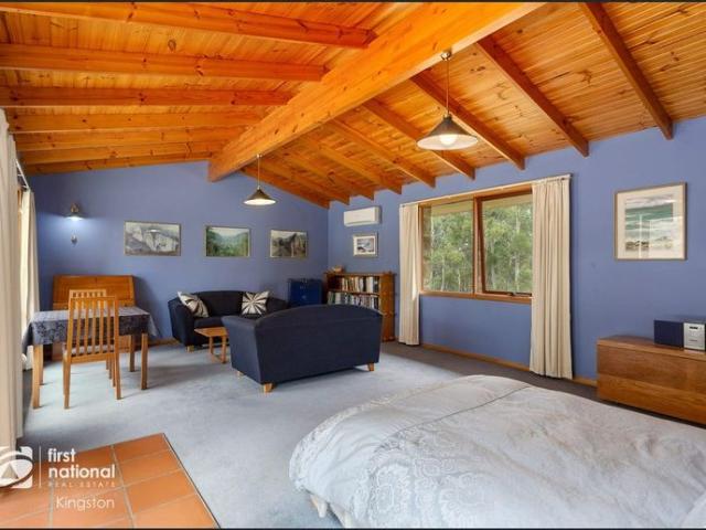 Spacious Country Living 15 minutes to Hobart city