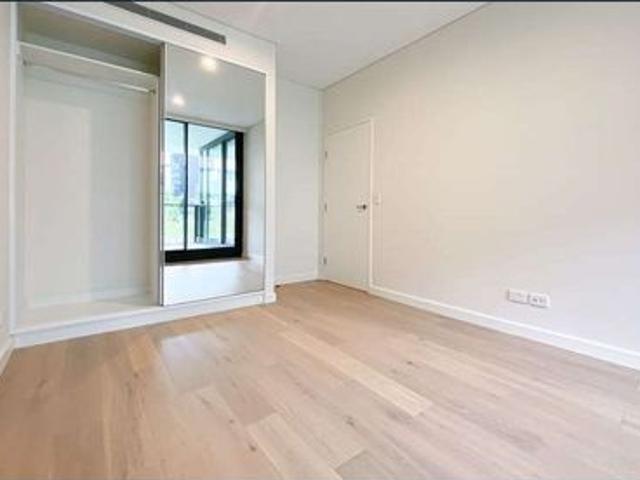 Spacious Courtyard Apartment with Home Office
