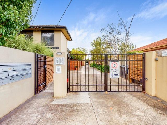 Spacious Courtyard in a Prime Location