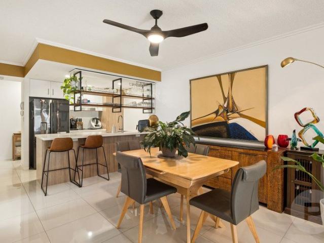 Spacious Courtyard Living in the Heart of Milton