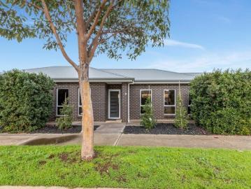 Spacious Courtyard that allows Easy Care Living.