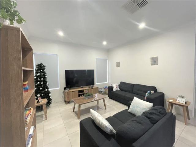 Spacious Cozy Home In a Peaceful Neighbourhood