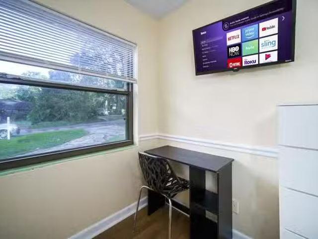 Spacious & cozy Jacksonville Duplex / Multiplex with Backyard.