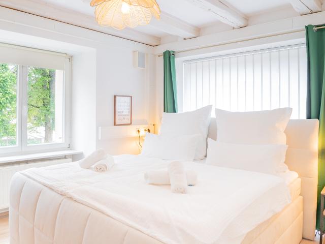 Spacious, cozy 3 bedroom apartment with parking & Smart TV