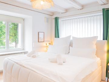 Spacious, cozy 3 bedroom apartment with parking & Smart TV