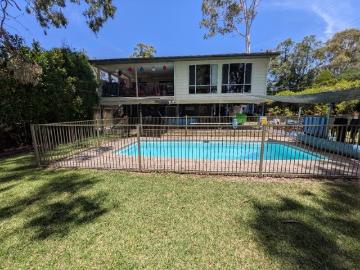 SPACIOUS D'BLE STORY, 3 BEDROOM HOUSE ON A LEVEL GOOD SIZED BLOCK,WITH GREAT WATER VIEWS