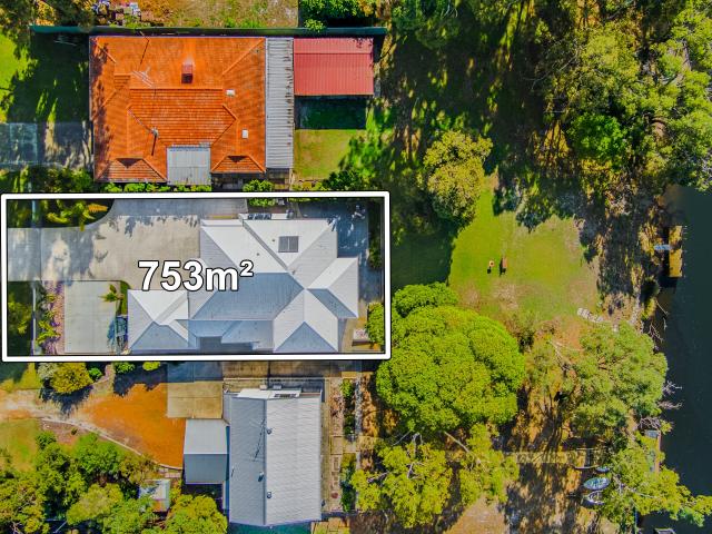 Spacious Designer Home with Jetty Access and Riverfront Bliss