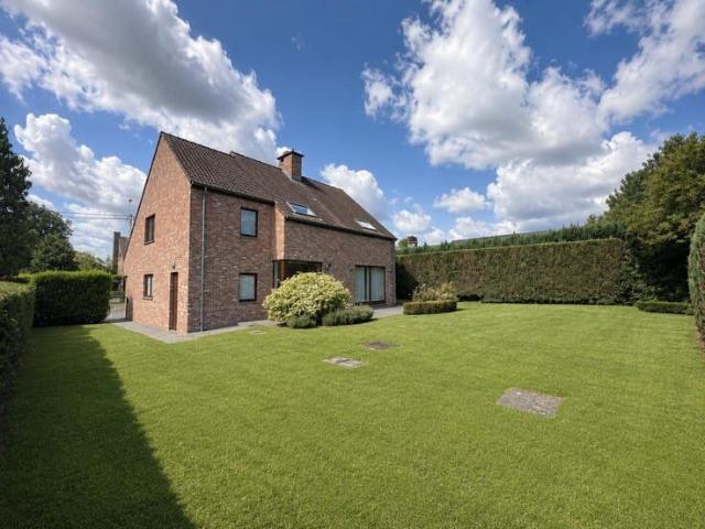 Spacious detached villa in a quiet residential area