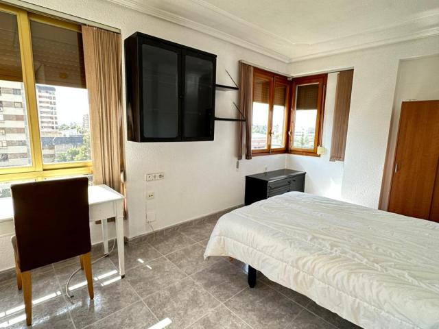 Spacious Dobleroom in 5 bedroom apartment