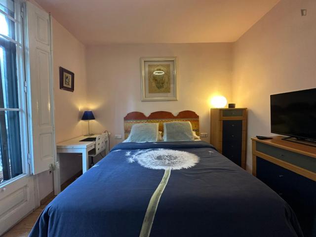 Spacious double bedroom with balcony in Sarrià Sant Gervasi