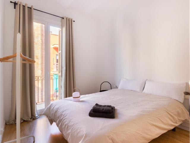 Spacious DOUBLE BEDROOM with private balcony near Collblanc Metro Station