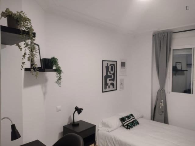 Spacious double bedroom close to the University