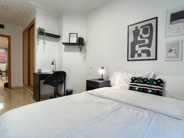 Spacious double bedroom close to the University