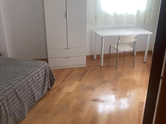 Spacious double bedroom in 4 bedroom apartment