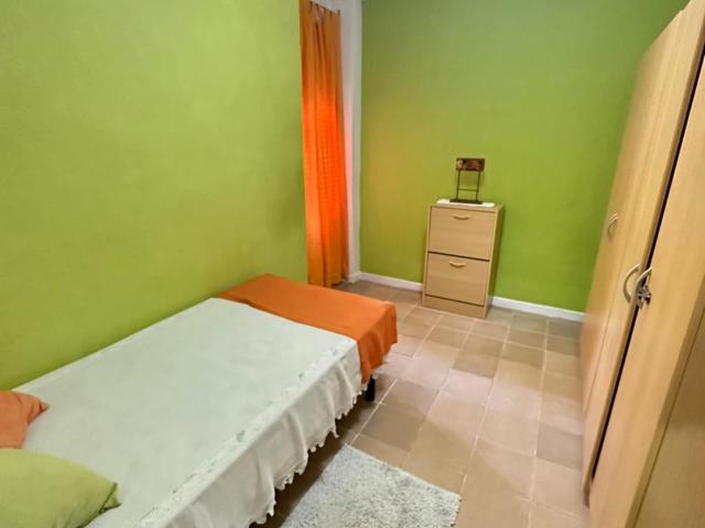 Spacious double bedroom in Alicante close to Castell de Santa Barbara