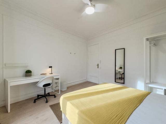 Spacious double bedroom in Dreta de l'Eixample