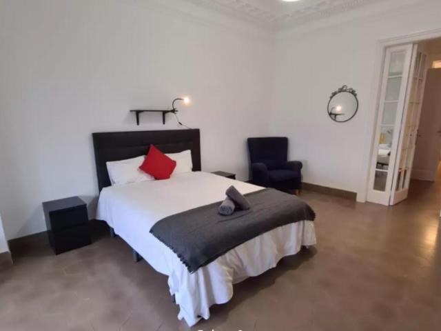 Spacious double bedroom in Sant Gervasi Galvany