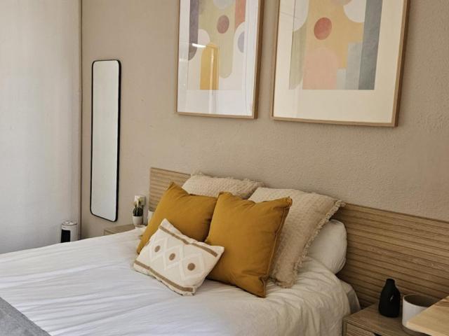Spacious double bedroom near Diagonal metro station