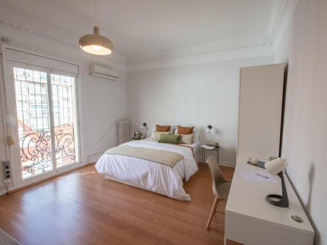Spacious double bedroom near Parc de Monterols