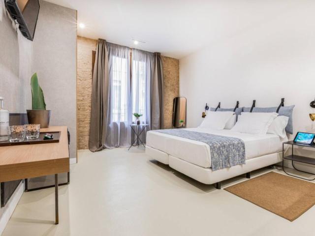 Spacious double ensuite bedroom with balcony in hotel in Ciutat Vella