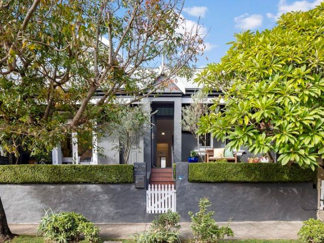 Spacious, double fronted family home, in peaceful north Annandale