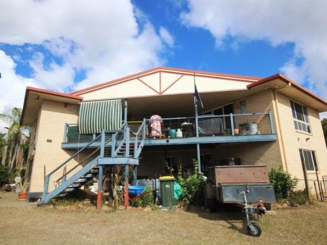 SPACIOUS DOUBLE STOREY BRICK HOME 4 BED 2 BATH 2 LIVING AREAS DECK 6 CAR 4001M2 ALLOT