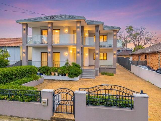 Spacious Double Storey Double Brick Family Home in Prime Guildford Location!