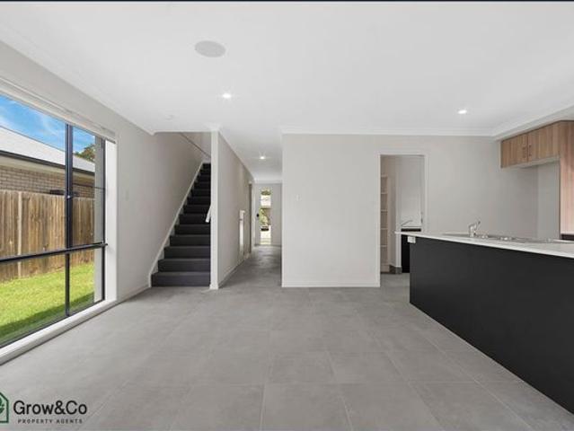 Spacious Double Storey Family Home in Deebing Heights