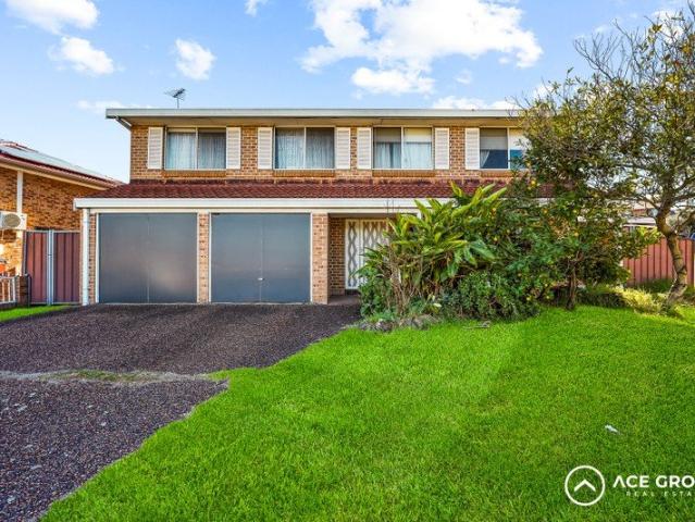 Spacious Double Storey Family Home Walk to Edensor Park Plaza