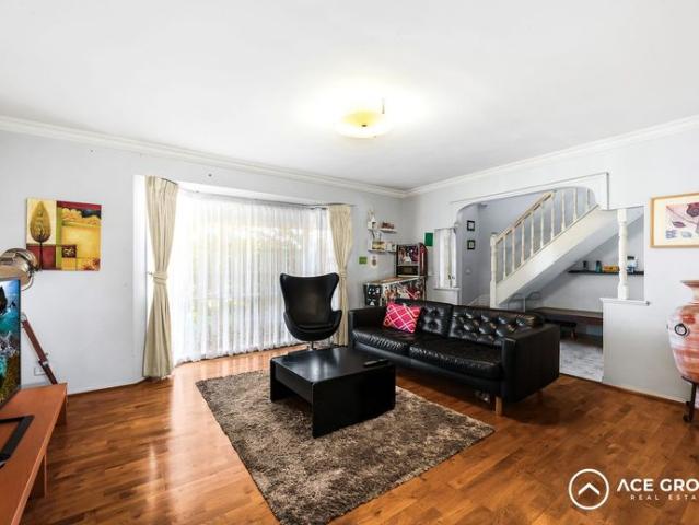Spacious Double Storey Family Home – Walk to Edensor Park Plaza