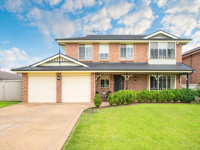 Spacious Double Storey Family Home Walk to Town Centre!