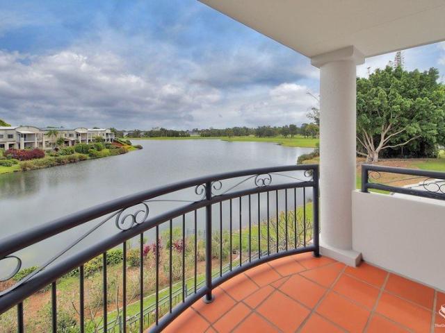 Spacious Double Storey Townhouse with Stunning Lake & Golf Course Views ? For Rent