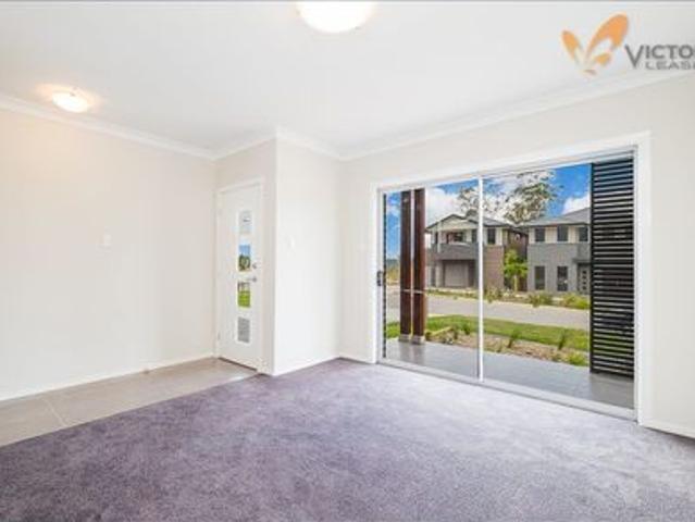 Spacious double storey 4 bedroom large house for rent in North Kellyville