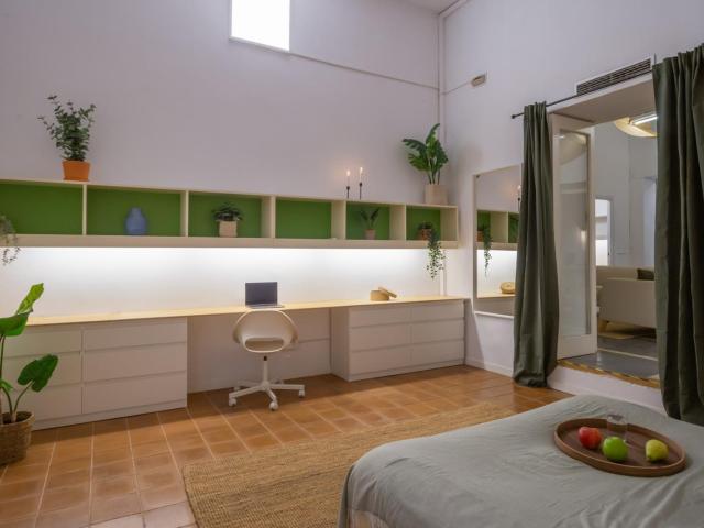 Spacious double room with private balcony next to the Ciutadella Park