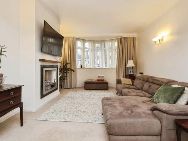 Spacious Double Room in a Bright & Homely House