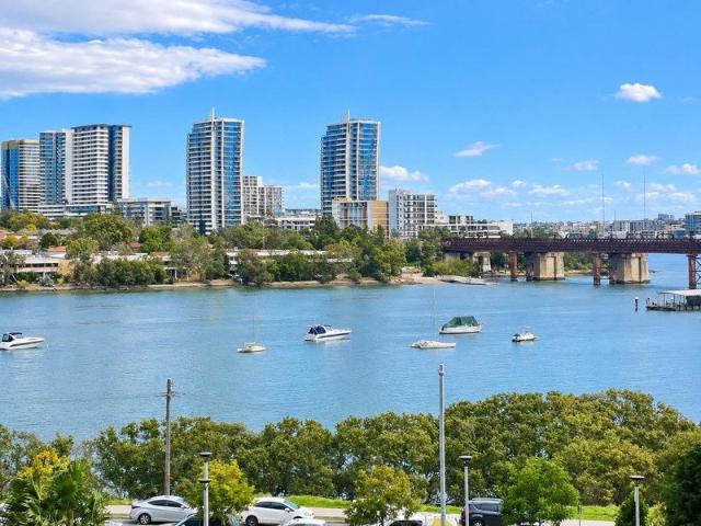Spacious Dual Aspect Two Bedroom with Water Views