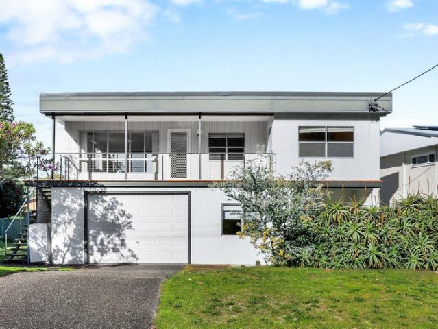 Spacious Dual Living Family Home in Fingal Bay